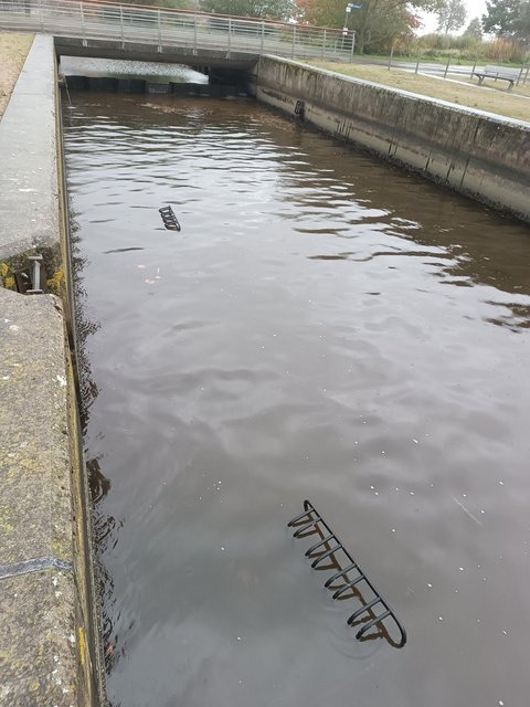 Fahrradständer im Kanal an den Königswiese