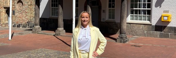 Neue Fachdienstleitung Ordnung und Bürgerangelegenheiten Karen Suhling vor dem Rathaus