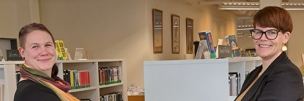 Tahmani Carstensen und Christina Weinbrandt Übergabe eines symbolischen Schecks in der Stadtbücherei