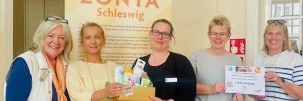 K. Petersen-Nißen (Präsidentin ZONTA Schleswig), K. Suhling (Ordnungsamtsleiterin), H. Hoffmann (Vizepräsidentin ZONTA Schleswig), S. Roß (Bürgervorsteherin), A. Heinrich (stellv. Vors. ZONTA Freundinnen e.V.) vor einem Aufsteller ZONTA