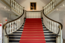 Bild zeigt Treppe des Stadtmuseums mit rotem Teppich
