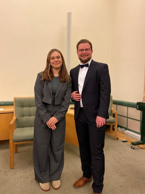 Jette Spinger (Jugendkonferenz) und Jonas Kähler im Ständesaal