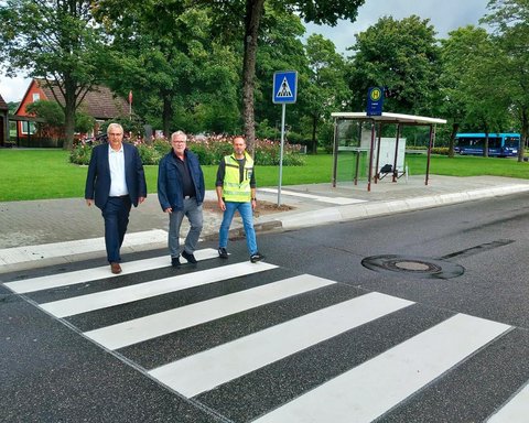 Stephan Dose, Bernward Völmicke und Torben Krüger gehen über den neuen Fußgängerüberweg
