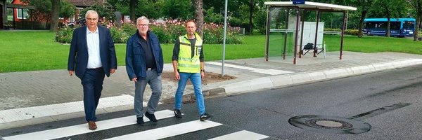 Stephan Dose, Bernward Völmicke und Torben Krüger gehen über den neuen Fußgängerüberweg