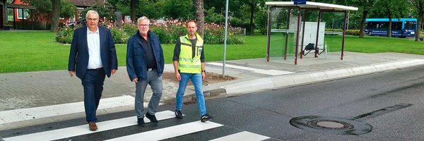Stephan Dose, Bernward Völmicke und Torben Krüger gehen über den neuen Fußgängerüberweg