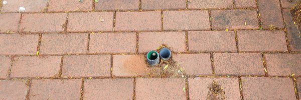 Kaputtes Kabel auf dem Gehweg