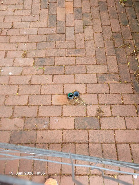 Kaputtes Kabel auf dem Gehweg