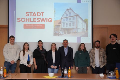 Von links nach rechts Arne Albertsen, Hannah Jürgens, Tahmani Carstensen, Julia Sell und Norbert Krüger (FD Personal), Lucie Schulz, Tjorben Weiß sowie Lasse Alexander.