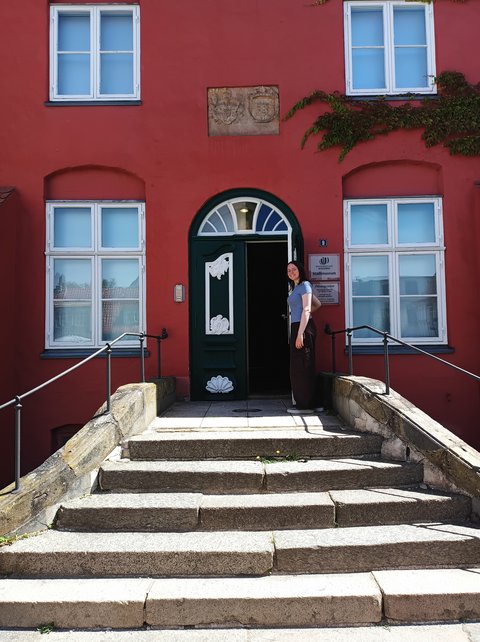 Amelie Smit vor dem Stadtmuseum Schleswig