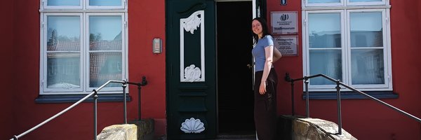 Amelie Smit vor dem Stadtmuseum Schleswig