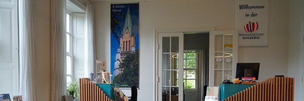 Tourist-Info in neuem Design, Tresen mit blauen und Holzelementen