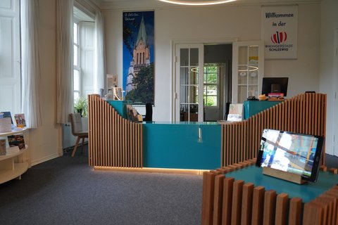 Tourist-Info in neuem Design, Tresen mit blauen und Holzelementen