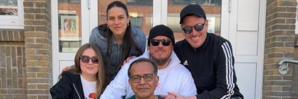 Farid Ahmadzai, Mia Grube und Torben Hansen, Ann-Kathrin Gluschke und Christian Sievers vor der Tür des Jugendzentrums