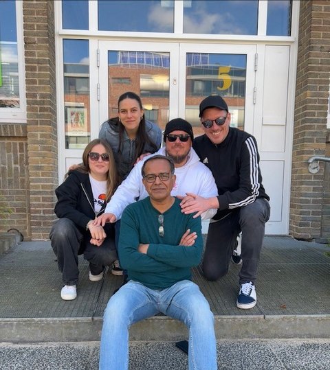 Farid Ahmadzai, Mia Grube und Torben Hansen, Ann-Kathrin Gluschke und Christian Sievers vor der Tür des Jugendzentrums