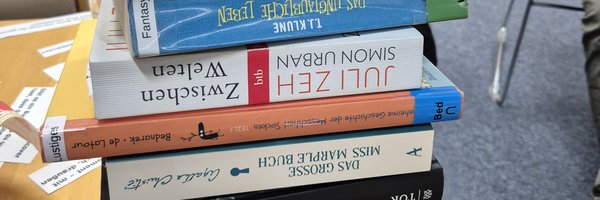 Ein Stapel von Büchern auf einem Tisch in der Stadtbücherei