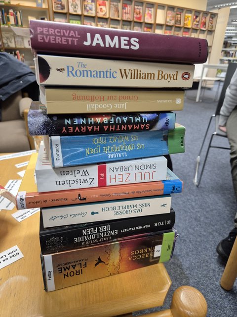 Ein Stapel von Büchern auf einem Tisch in der Stadtbücherei