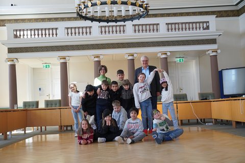 Besuch des Ständesaals der Klasse 3c der Wilhelminenschule mit Lehrerin Svenja Holst und Bürgermeister Stephan Dose