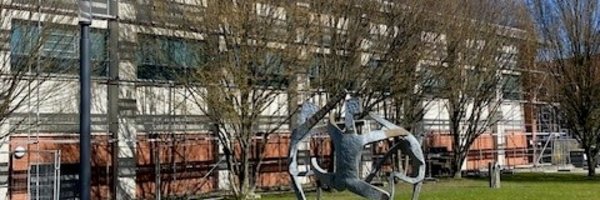 Eingezäuntes Gebäude mit einer Skulptur als Wahrzeichen für die Bruno-Lorenzen-Schule