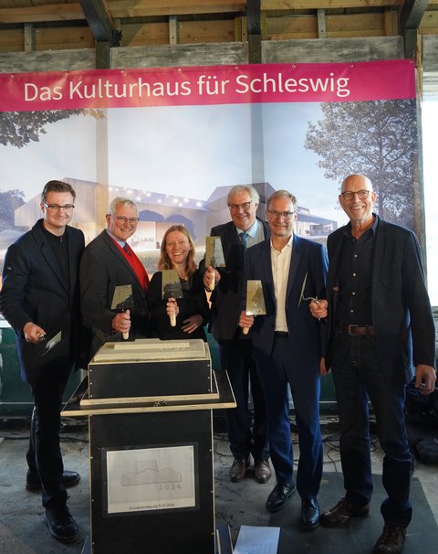 Feierliche Grundsteinlegung für das Kulturhaus „Auf der Freiheit“: Linus Wirwoll (Vorsitzender der Jugendkonferenz), Arne Hansen (Vorsitzender des Fördervereins Kulturhaus Schleswig e.V.), Dr. Ute Lemm (Generalintendantin und Geschäftsführerin der Schleswig-Holsteinisches Landestheater und Sinfonieorchester GmbH), Stephan Dose (Bürgermeister Stadt Schleswig), Guido Wendt (Kultursekretär des Landes Schleswig-Holstein), Klaus-H. Petersen (ppp architekten und stadtplaner)