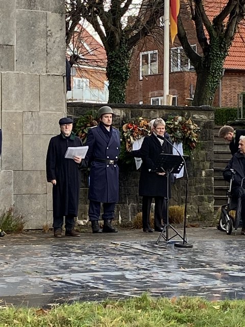Hans-Peter Scheibel (AG Volkstrauertag) und Bürgervorsteherin Susanne Roß vor dem Ehrendenkmal in der Bellmannstraße anlässlich des Volkstrauertages 2024