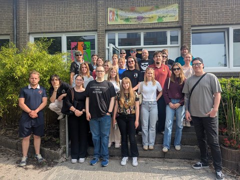 Jugendliche aus Schleswigs Partnerstadt Waren zu Gast vor dem JUZ mit Christian Sievers