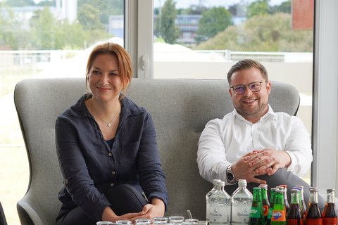 Innenministerin Magdalena Finke informiert sich im Showroom der HP&P Gruppe über das Baugebiet "Auf der Freiheit", neben ihr sitzt Bürgermeister Jonas Kähler