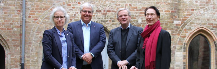 Bild zeigt anlässlich der Gründung des Fluthilfe-Fonds: Ursula Lins (Präsidentin Rotary Schleswig), Stephan Dose (Bürgermeister Stadt Schleswig), Prof. Dr. Claus von Carnap-Bornheim (Präsident Rotary Schleswig-Gettorf) und Mechthild Wichmann-Kramp (Lions Club Schleswig)