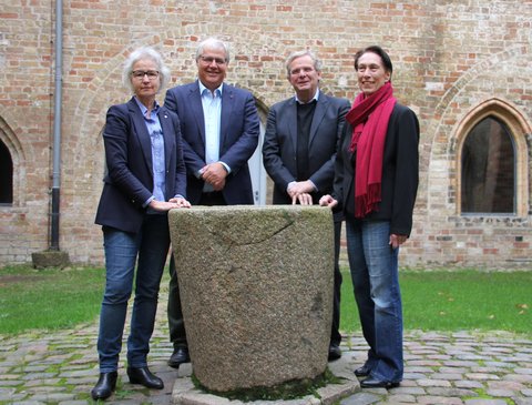 Bild zeigt anlässlich der Gründung des Fluthilfe-Fonds: Ursula Lins (Präsidentin Rotary Schleswig), Stephan Dose (Bürgermeister Stadt Schleswig), Prof. Dr. Claus von Carnap-Bornheim (Präsident Rotary Schleswig-Gettorf) und Mechthild Wichmann-Kramp (Lions Club Schleswig)