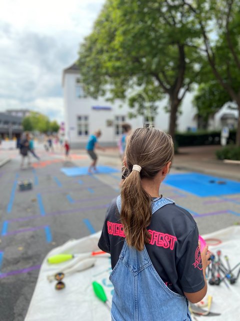 Personen Spielen auf der bemalten Straße - Schwarzer Weg. 