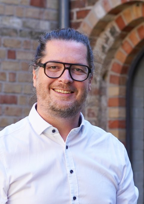 Fachbereichsleitung Bildung, Kultur und Ordnung seit dem 01.08.2026: Karsten Biermann im Innenhof des Rathauses