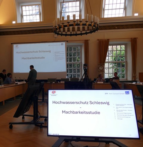 Bürgermeister Jonas Kähler im Ständesaal vor einer Präsentation zum Hochwasserschutz