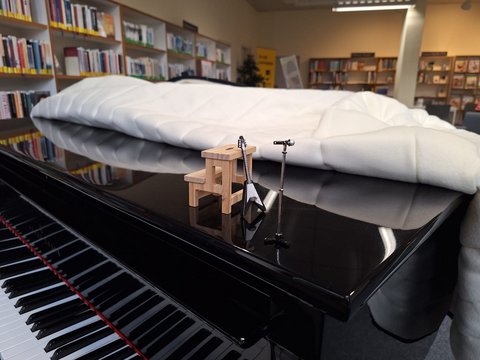 Klaviertasten und ein Mini-Schlagzeug in der Stadtbücherei