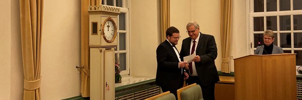Stephan Dose übergibt die Ernennungsurkunde an Jonas Kähler