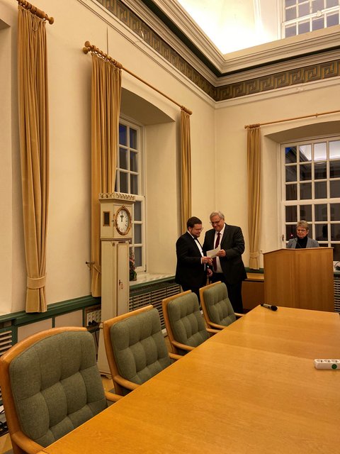 Stephan Dose übergibt die Ernennungsurkunde an Jonas Kähler