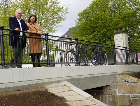 Stephan Dose (Bürgermeister) und Svenja Kluckow (Kaufmännische Vorständin der Stiftung Schleswig-Holsteinische Landesmuseen Schloss Gottorf) anlässlich der Fertigstellung Ersatzneubau Schlossbrücke Süd zum Schloss Gottorf