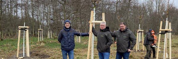 Ausgleichspflanzungen - Jens Bagehorn-Delor, Stadt Schleswig, Öffentliches Grün und Sven Schnorr und Sven Hörmann, Firma Schnoor Garten- und Landschaftsbau, Schuby vor gepflanzten Bäumen