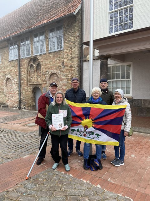 Stadt Schleswig zeigt Flagge für Tibet: Maren Korban (stellv. Bürgervorsteherin Stadt Schleswig), Holger Herrmann, Wolfgang Fauck, Christa Thode, Harald Lucius und Marita Fauck von der Tibet Initiative Deutschland, Regionalgruppe Schleswig-Flensburg vor dem Schleswiger Rathaus