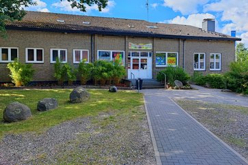 Bild zeigt das Gebäude des Jugendzentrums von vorne
