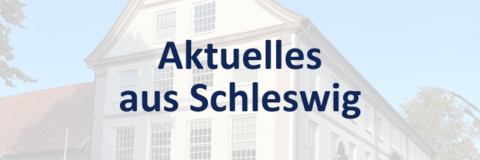 Ein Teil der Seitenansicht des Rathauses mit Schriftzug Aktuelles aus Schleswig