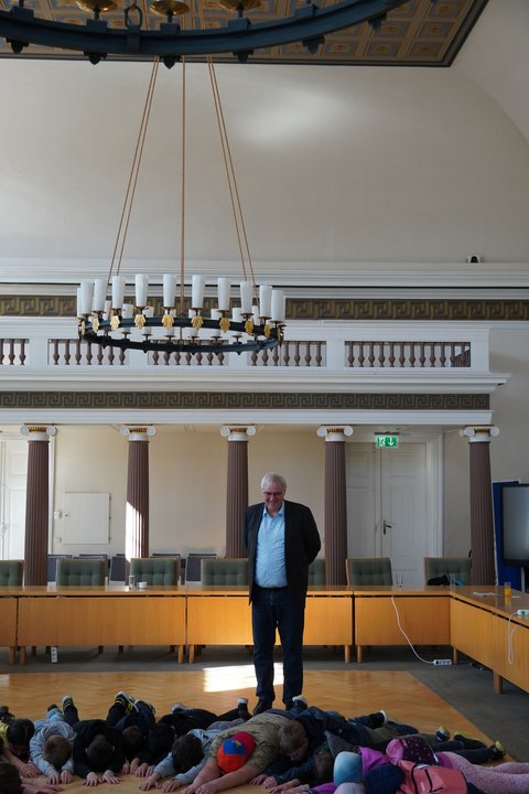 Die Klasse 3c der Wilhelminenschule liegt mit den Gesichtern am Boden im Ständesaal, ürgermeister Stephan Dose
