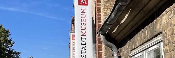 Bild zeigt Banner am Stadtmuseum Schleswig mit dem Aufdruck "Stadtmuseum"