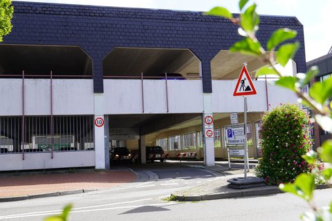 Einfahrt zum Parkhaus Schwarzer Weg, die im Zuge des Verkehrsversuches gesperrt wird.