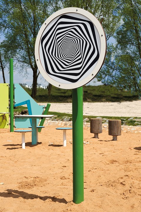 Spielgerät Optikscheibe auf einem Spielplatz