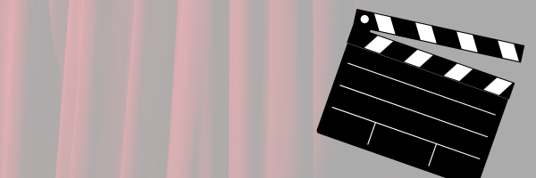 Das Bild zeigt einen dunkelroten Kinovorhang im Hintergrund und vorne eine Filmklappe