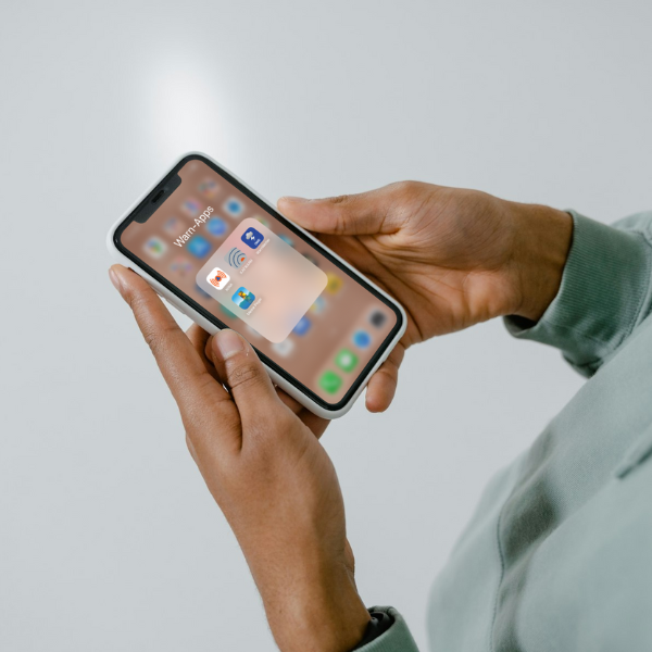 Das Bild zeigt zwei Hände, die ein Smartphone halten, auf dem die vier Warn-Apps NINA, KATWARN, WarnWetter und Meine Pegel zu sehen sind.