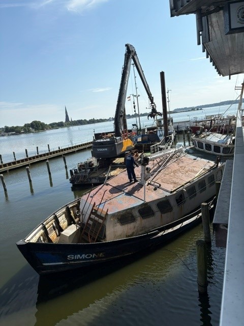 Schiffswrack „Simone“ und Schwimmkran im Wikinghafen