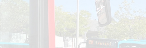 Blick in den Außenspiegel eines Busses